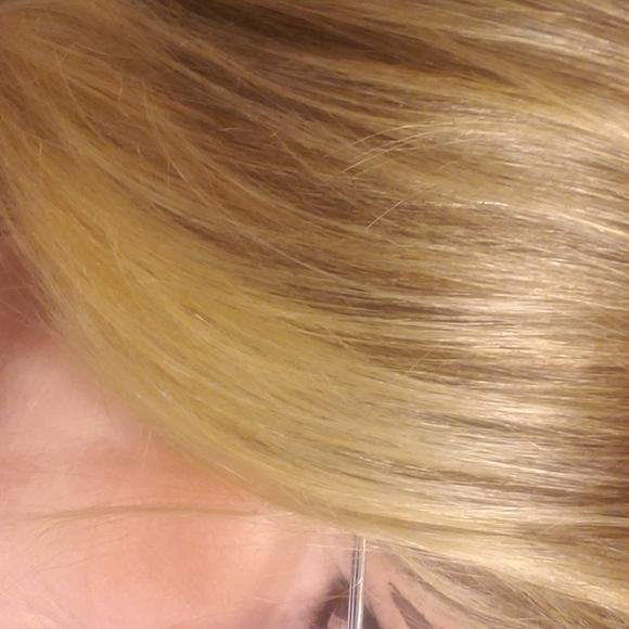 Blond cute wig w dark roots - Picture 2 of 5